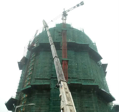 宣州吊车在工地上作业